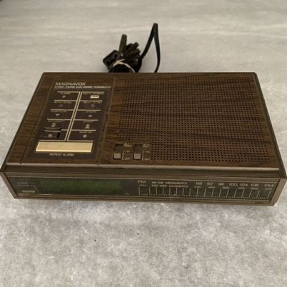 Vintage Magnavox D-3160 2-Band Electric Clock Radio